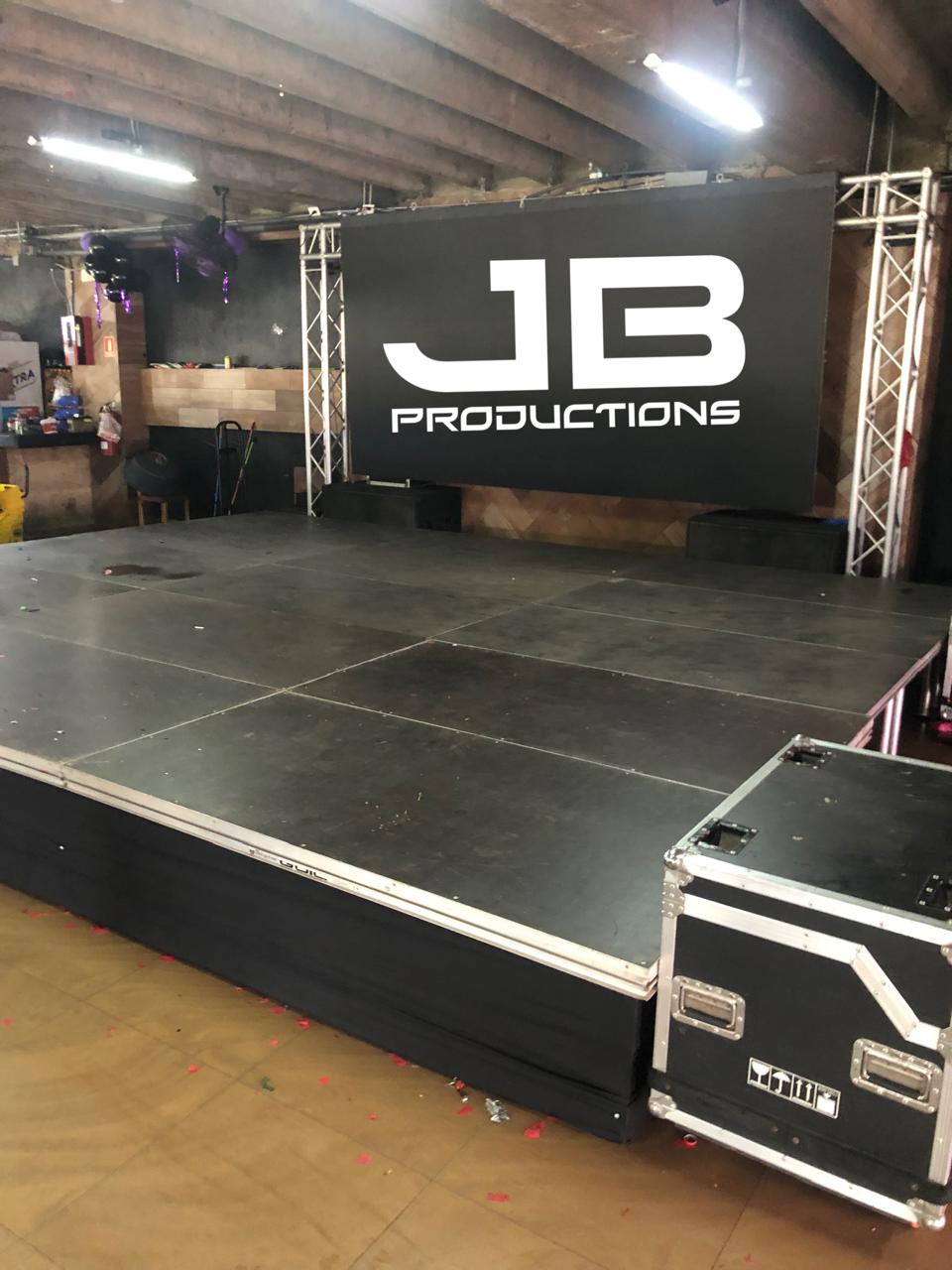 Tarima con piso negro y pantalla LED para eventos